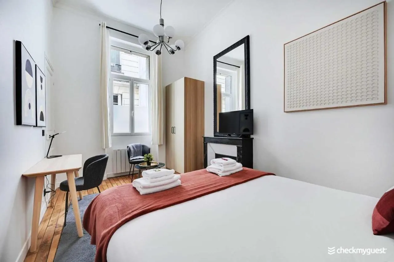 Beautiful Apt -1Br-4P- Tour Eiffel - Invalides Paris France